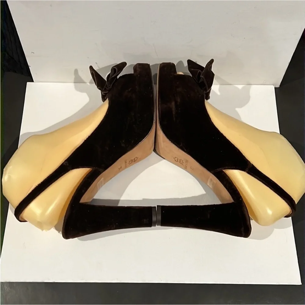 Authentic Bettye Muller designer brown velour bow pumps heels sz 8